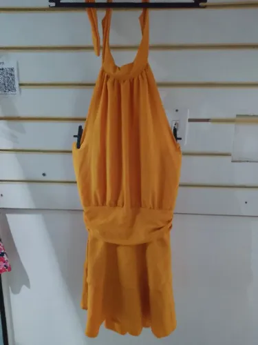 Vestido macaquinha curto com decote halter P/M