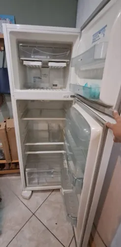 Geladeira Electrolux Frost Free DF38 - Para retirada de peças