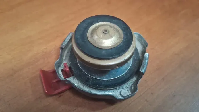 Tampa de Radiador 7 Libras Original Style - Perfeita para Jeep Willys, Rural, F-75 e Bande