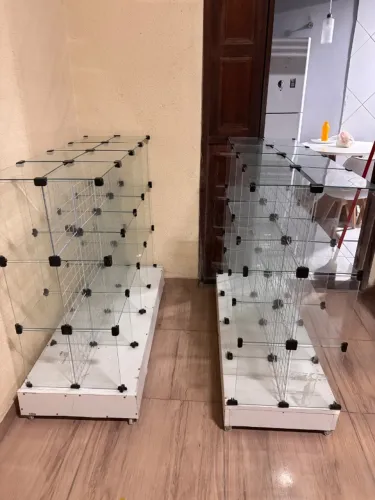Expositor de vidro com 24 nichos