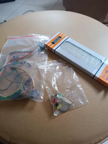 Kit de Robótica e Eletrônica com Protoboard MB-102