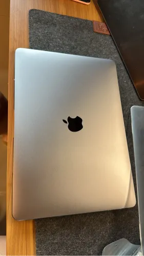 MacBook Air M1 2020 - 8GB RAM / 256GB SSD - Prata