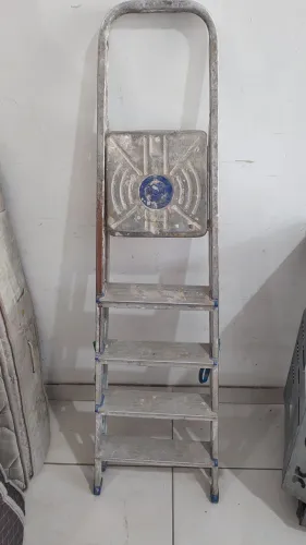 Vendo escada tesoura Mor 5 degraus em alumínio bem leve leia a descrição do anúncio.