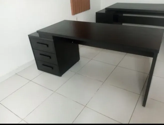Mesa executiva preta com gaveteiro chave
