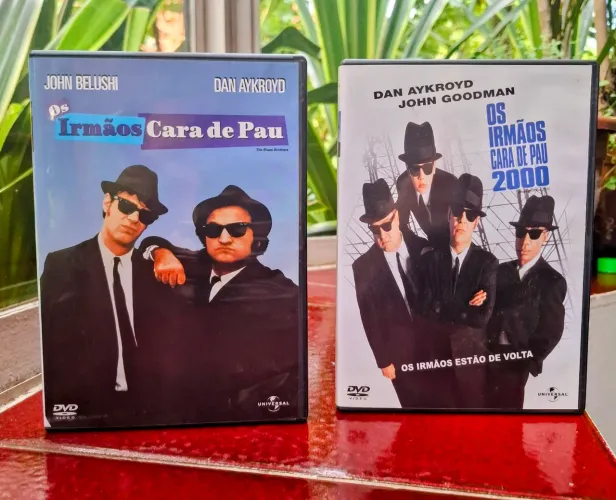 Os dois DVDs dos filmes dos "Irmãos Cara de Pau!" 