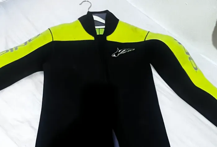 Roupa de surf pino