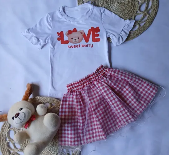 Conjunto Infantil com Saia Xadrez com Sobreposição de tule.