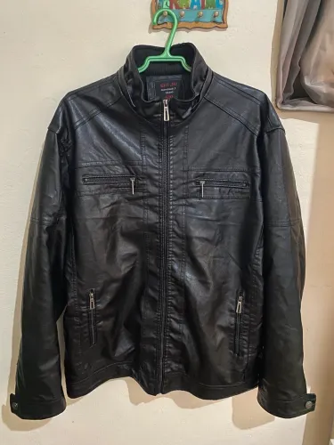 LINDA JAQUETA MASCULINA COURO SINTÉTICO COM CAPUZ (NOVO)