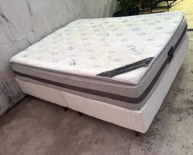 Cama Queem seminova 