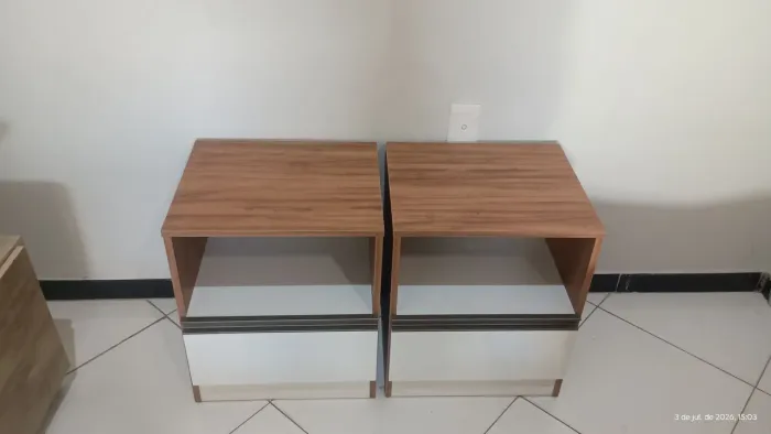 Vendo essas lindas mesas de cabeceira com lindo design, puxador de alumínio