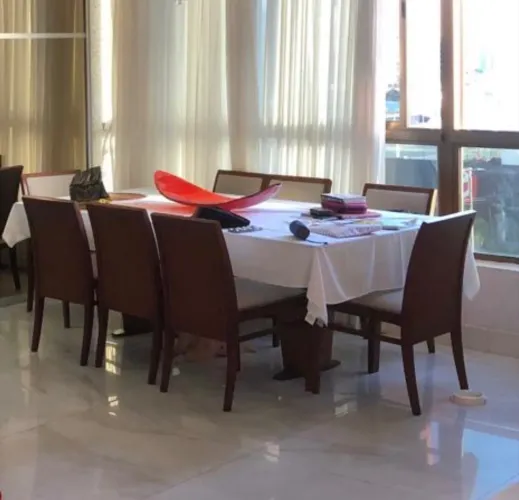 VENDO MESA DE JANTAR COM 8 CADEIRAS