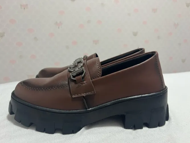 Mocassim Tratorado Castanho com Fivela Metálica - Estilo e Conforto
