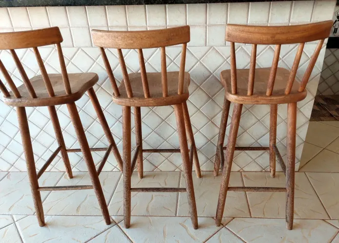 Trio de Banquetas de madeira maciça de demolição em perfeitas condições. 