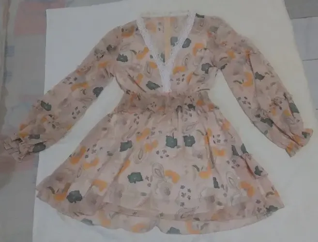 Vestido floral com cintura marcada em elastex