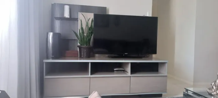 Rack com 3 gavetas para TV 50 polegadas. 1,73cm de largura. Tonalidade cinza.