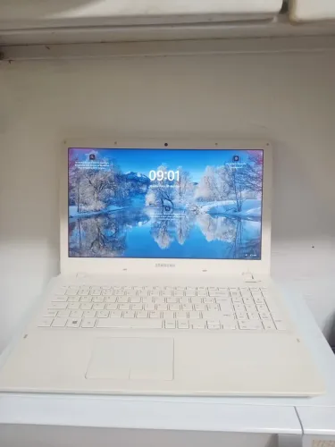 Notebook Samsung core i5-5200U 2.20GHz, memória de 8gb, HD de 500gb, Windows 10