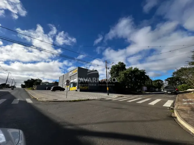 Imóvel de Esquina Próximo ao Lago de Olarias