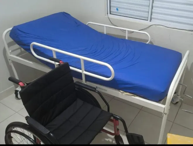 Cama Hospitalar Manual + Cadeira de Rodas - Excelente Estado