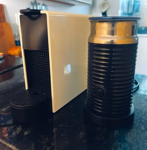 Cafeteira Nespresso Essenza Mini Branca & Aeroccino 110V