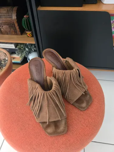Sandália Mule Índia Franja marrom em couro Schutz
