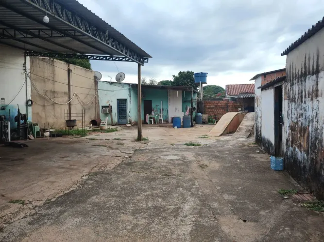 Casa com barracão