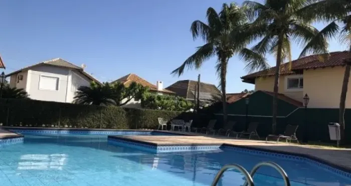 VENDO Casa em Condomínio Fechado