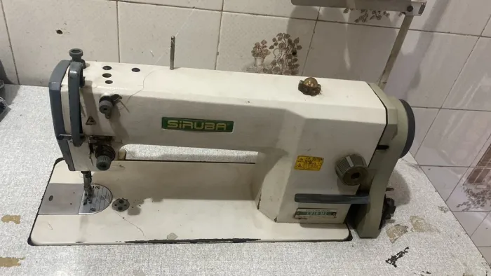 Máquina reta siruba