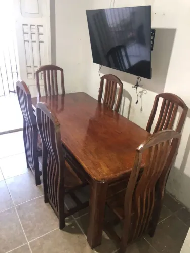 Mesa de madeira angelim pedra semi nova com seis cadeiras pra vim buscar aqui em prazeres 