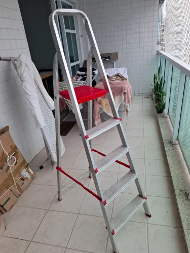 Escada de alumínio 5 degraus 