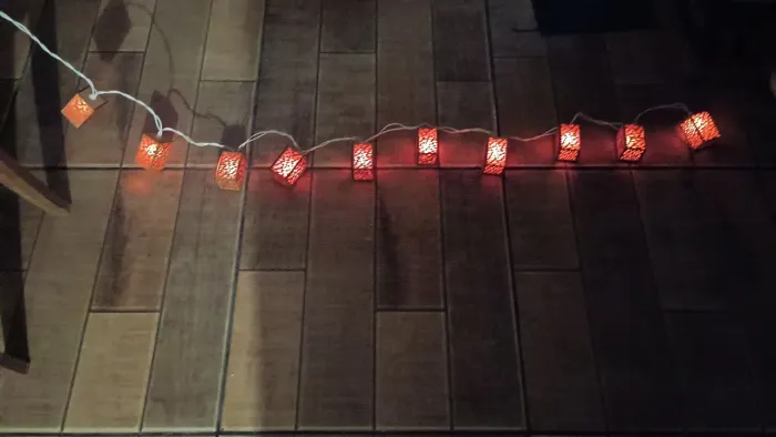 cordão de luzes  decorativo com caixas de madeira vazado  - funcionando