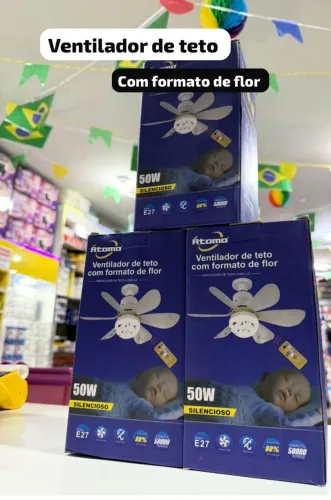 ventilador de teto com formato de flor da marca Átomo, com 50W de potência e luz LED