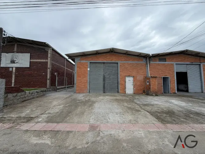 Galpão para aluguel possui 225 m² em Serraria - São José - SC