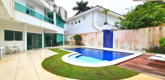 Casa À VENDA em condomínio Fechado na Praia do Pernambuco em GUARUJÁ