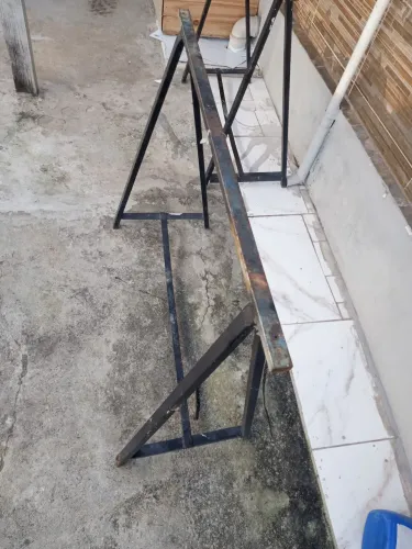 Cavalete de metal, usado e bem conservado 