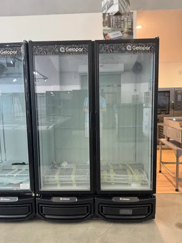 Freezer vertical 2 portas 950 litros iluminação led prateleiras nova 