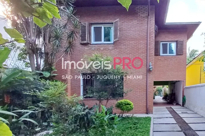 Casa generosa para renovar e transformar em seu projeto, excelente localização!