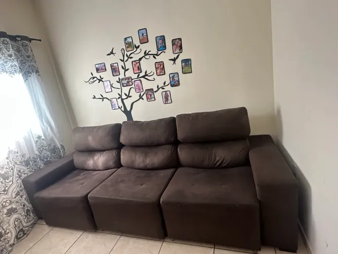 Sofá reclinável e retrátil 