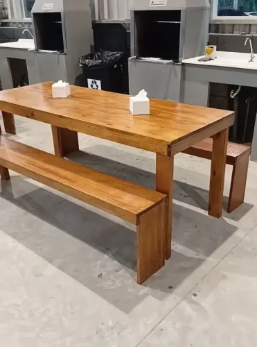 Mesa de madeira maciça para churrasco com bancos