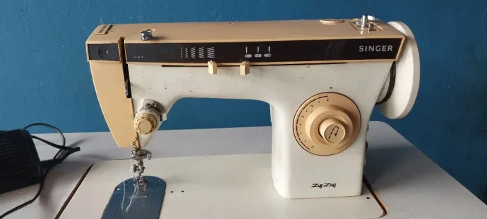 Vende máquina de costura singer zig zag. 1.500. Reais.