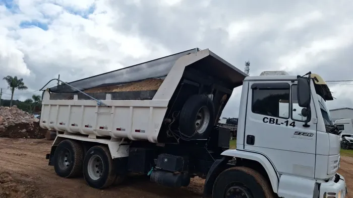 Caminhão caçamba 6x4 2726K mercedez