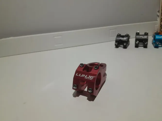 Mesinha de bike vermelha