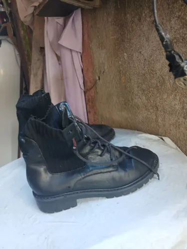 Vendo uma bota feminino número 38 de couro borracha e camurça 30 reais moro no bairro São 