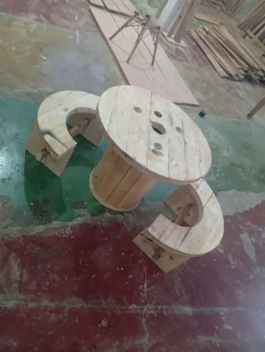 Mesa de carretel de fio com dois bancos infantil de madeira rústica planejada
