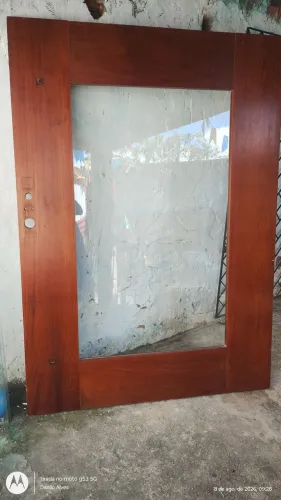Tenho uma porta de Massaranduba com vidro pra vender
