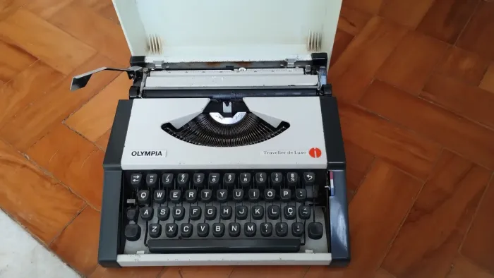 Máquina de escrever Olympia Traveller de Luxe
