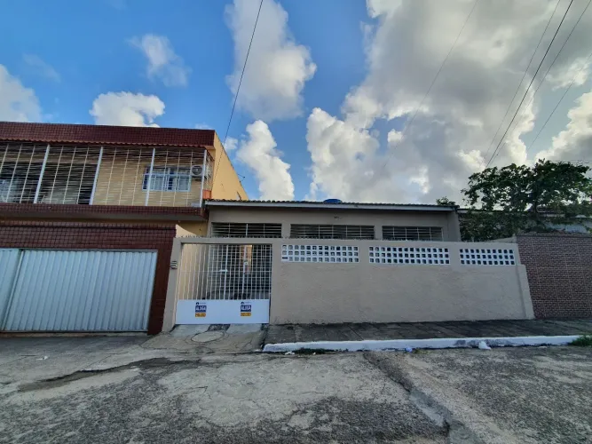 OPORTUNIDADE em Olinda  Casa com 3 quartos, suíte, quintal e garagem.