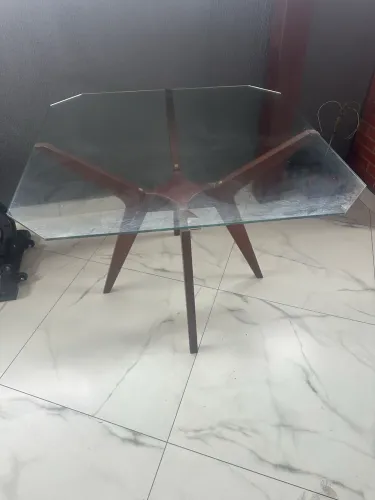 Mesa rústica com pés de madeira e tampo de vidro!