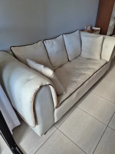 Sofá 3 lugares bege claro 