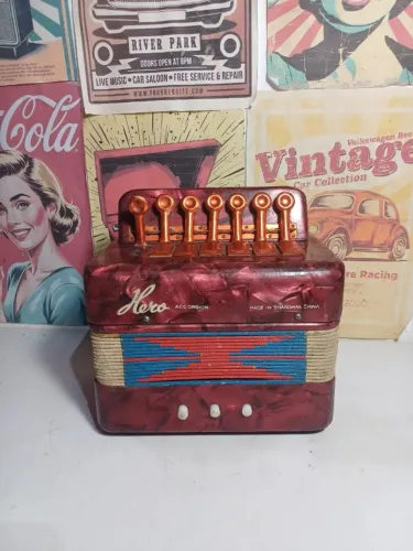 Acordeon infantil Hero para reparo (veja fotos) 