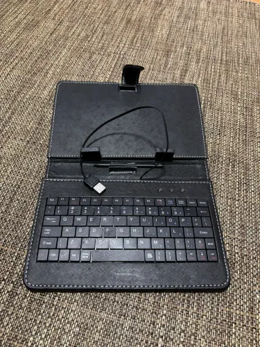 Capa de Couro sintético com teclado e caneta para tablet